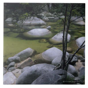 Granit-Flusssteine im Fluss Fliese