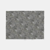 Granit Grau mit grünem Moos Fleecedecke (Vorderseite (Horizontal))