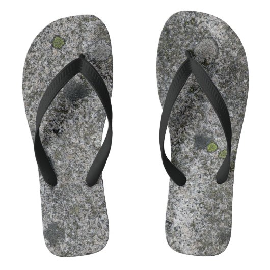 Granit-grauer Felsen mit grünem Moos Badesandalen (Fußbett)