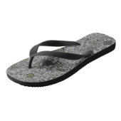 Granit-grauer Felsen mit grünem Moos Badesandalen (Schrägansicht)