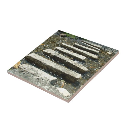 Granit-Sprungbrett über einem Fluss Fliese (Seite)