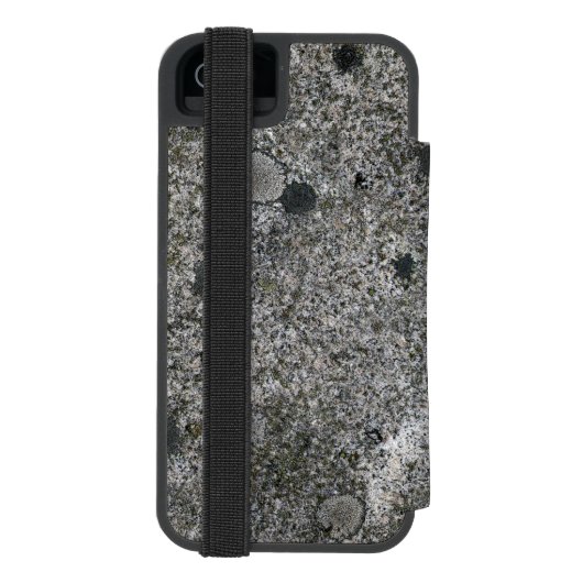 Granitfelsen grau mit grünem Moos Incipio iPhone Geldbeutel-Hülle (Folio Rückseite)