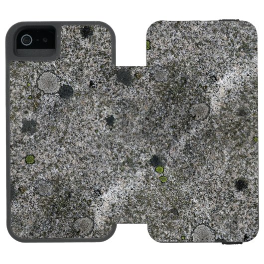 Granitfelsen grau mit grünem Moos Incipio iPhone Geldbeutel-Hülle (Folio Geöffnet)