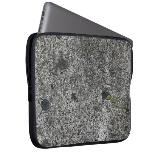 Granitfelsen grau mit grünem Moss Laptopschutzhülle (Vorne Rechts)