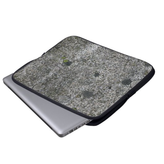 Granitfelsen grau mit grünem Moss Laptopschutzhülle (Vorne Knopf)