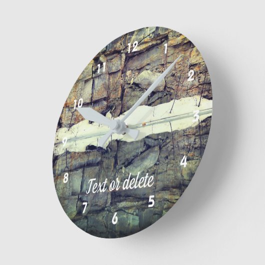 Granitfelswand Reflection in Pond Personalisiert Runde Wanduhr (Winkel)