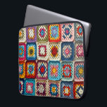 Granny Square Crocheted Quilt Laptopschutzhülle<br><div class="desc">Eine lebendige Sammlung von handgefertigten,  mit Häkelkronen versehenen GrannQuadraten mit farbenfrohen Mustern in ordentlich angeordneten Reihen</div>