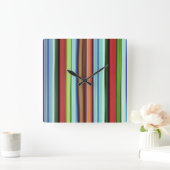 Grannys farbenfrohe Streifen mit grobem Aussehen Quadratische Wanduhr (Zuhause)