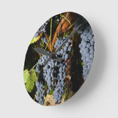 Grape Vineyard 2 Runde Wanduhr (Winkel)