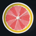 Grapefruit Slice Pop Art Minimalistische Küche Küc Wanduhr<br><div class="desc">Diese farbenfrohe Grapefruituhr ist perfekt für Ihre Küche oder das Frühstück im nook Dekor. Es zeigt ein aufgeschnittenes, offenes Bild einer Grapefruitfruitfrüchte-Hälfte mit 12 Scheiben in abwechselnden Rosatönen, sodass Sie Zeit ohne Zahlen erzählen können. Dieses ungewöhnliche Design hat einen strukturierten Look - und eine Art 60er Pop Kunst / minimalistischer...</div>