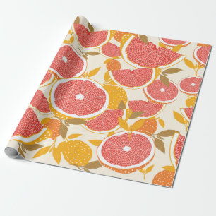 Grapefruit und halbierte Scheiben mit Blätter auf  Geschenkpapier