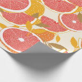 Grapefruit und halbierte Scheiben mit Blätter auf  Geschenkpapier (Ecke)