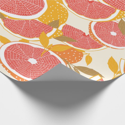 Grapefruit und halbierte Scheiben mit Blätter auf Geschenkpapier (Ecke)