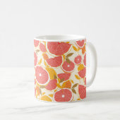 Grapefruit und halbierte Scheiben mit Blätter auf Kaffeetasse (VorderseiteRechts)