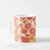 Grapefruit und halbierte Scheiben mit Blätter auf Kaffeetasse (Vorderseite Links)