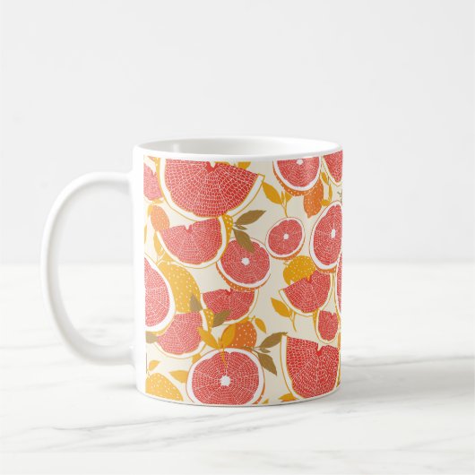 Grapefruit und halbierte Scheiben mit Blätter auf Kaffeetasse (Links)