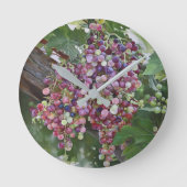 Grapevine Glorie — Hyperrealistische Weinbaukunst Runde Wanduhr (Vorderseite)