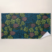 Grapevine (von William Morris) Strandtuch (Vorderseite)