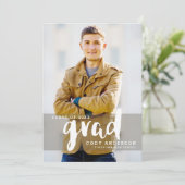 Graphic Grad Moderner Pinsel | Abschluss Einladung (Stehend Vorderseite)