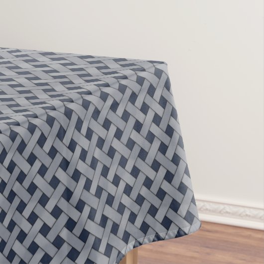 Graphic Woven Silver Rattan auf Custom Dark Blue Tischdecke (Beispiel)