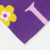 Graphische Blume Lucy Name lila rosa gelb Fleecedecke (Ecke)