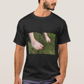 Gras zwischen meinen Zehen T-Shirt
