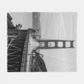 GRASCALE FOTOGRAFIE DER KABELBRÜCKE FLEECEDECKE (Vorderseite (Horizontal))