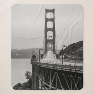 GRASCALE FOTOGRAFIE DER KABELBRÜCKE SHERPADECKE