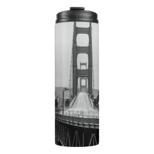 GRASCALE FOTOGRAFIE DER KABELBRÜCKE THERMOSBECHER