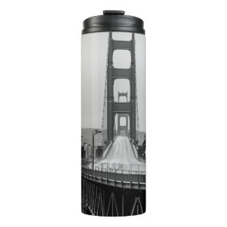 GRASCALE FOTOGRAFIE DER KABELBRÜCKE THERMOSBECHER