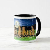 Grasland-Hundefamilien, die den Mond, Tasse (VorderseiteRechts)