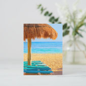 Grass Hut & Loungers On Beach Postkarte (Stehend Vorderseite)