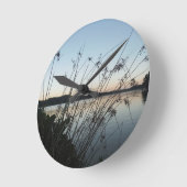 Grasse am See Sunset Runde Wanduhr (Winkel)