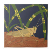 Grasshopper in grünem Gras im blauen Hintergrund Fliese (Vorderseite)