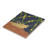 Grasshopper in grünem Gras im blauen Hintergrund Fliese (Seite)