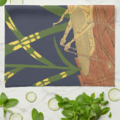 Grasshopper in grünem Gras im blauen Hintergrund Küchentuch (Gefaltet)