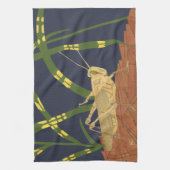 Grasshopper in grünem Gras im blauen Hintergrund Küchentuch (Vertikal)