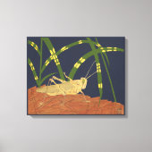 Grasshopper in grünem Gras im blauen Hintergrund Leinwanddruck (Vorderseite)