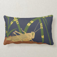 Grasshopper in grünem Gras im blauen Hintergrund