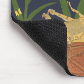 Grasshopper in grünem Gras im blauen Hintergrund Mousepad (Ecke)