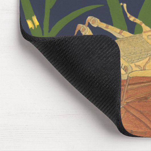 Grasshopper in grünem Gras im blauen Hintergrund Mousepad (Ecke)