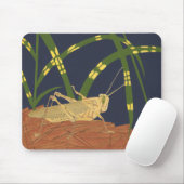 Grasshopper in grünem Gras im blauen Hintergrund Mousepad (Mit Mouse)