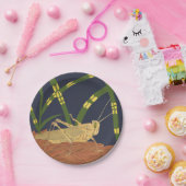 Grasshopper in grünem Gras im blauen Hintergrund Pappteller (Party)