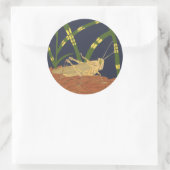 Grasshopper in grünem Gras im blauen Hintergrund Runder Aufkleber (Tasche)