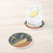 Grasshopper in grünem Gras im blauen Hintergrund Sandstein Untersetzer (Seite)