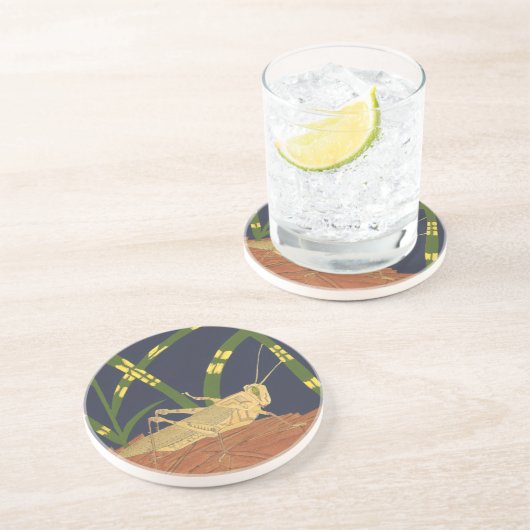 Grasshopper in grünem Gras im blauen Hintergrund Sandstein Untersetzer (Seite)