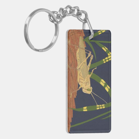 Grasshopper in grünem Gras im blauen Hintergrund Schlüsselanhänger (Vorderseite links)