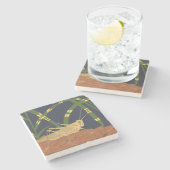 Grasshopper in grünem Gras im blauen Hintergrund Steinuntersetzer (Seitenansicht)