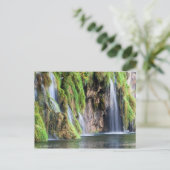 Grassy Cliff mit kleinem Wasserfall Postkarte (Stehend Vorderseite)