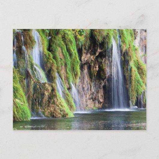 Grassy Cliff mit kleinem Wasserfall Postkarte (Vorderseite)